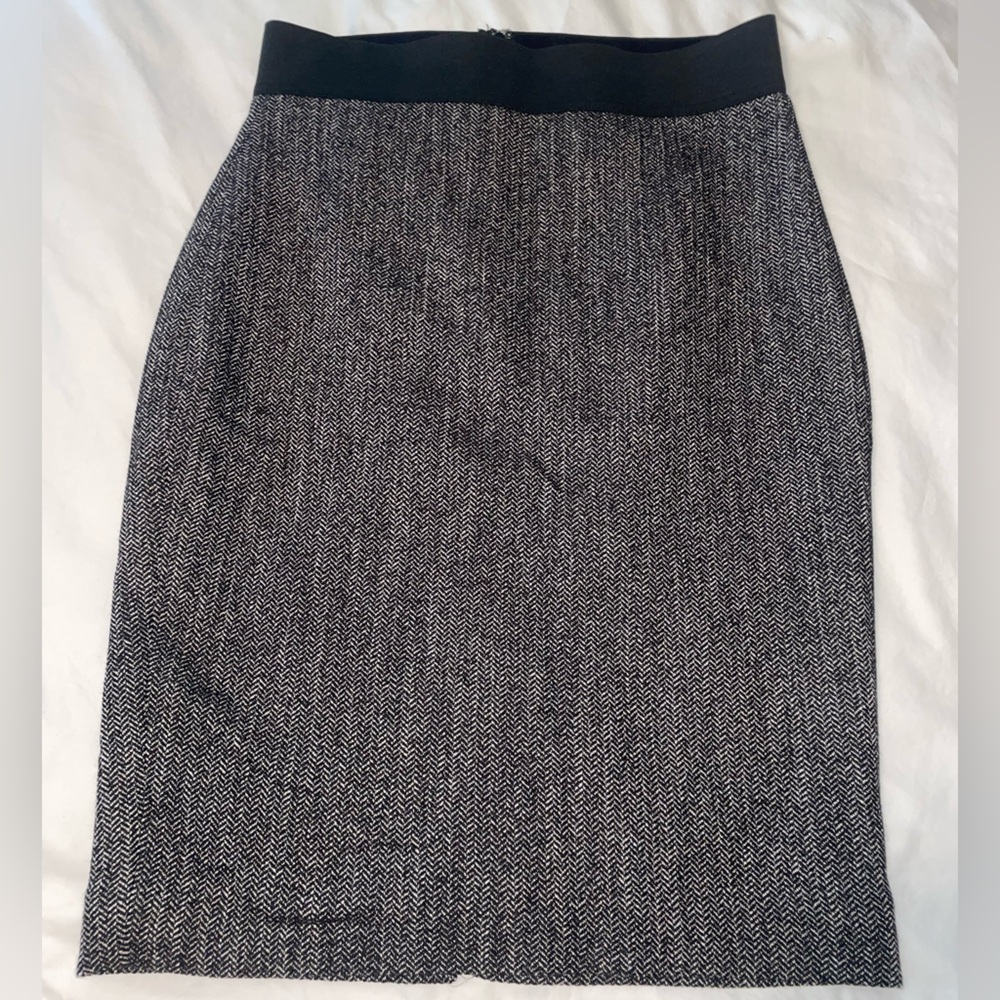NWT Express knit pencil skirt. zipper back w/ elastic Size 00 Black and white